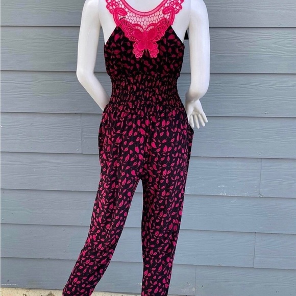 New Pink Women’s jumpsuit 
size 12
Sleeveless 
V neck style 
Stretchy waist - Picture 8 of 8